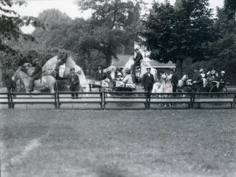 Animali cavalcati adornati per le celebrazioni del Giorno della Pace, 19 luglio 1919